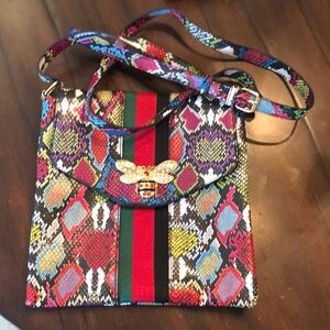 🐝 Crossbody faux snakeskin, bee brooch vertical cloth stripe detail bag